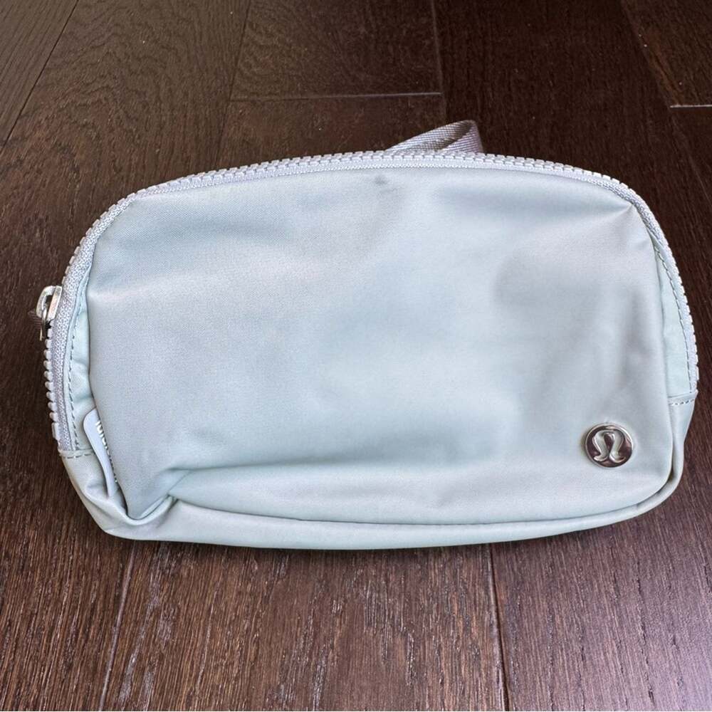 NWT - Lululemon Everywhere Belt Bag *1L Silver Drop
